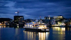 Výletní loď se 123 cestujícími a 85 členy posádky zakotvila v norském přístavu Bodö, kvůli zjištěné nákaze koronavirem u jednoho bývalého pasažéra ji však nikdo nemůže opustit.