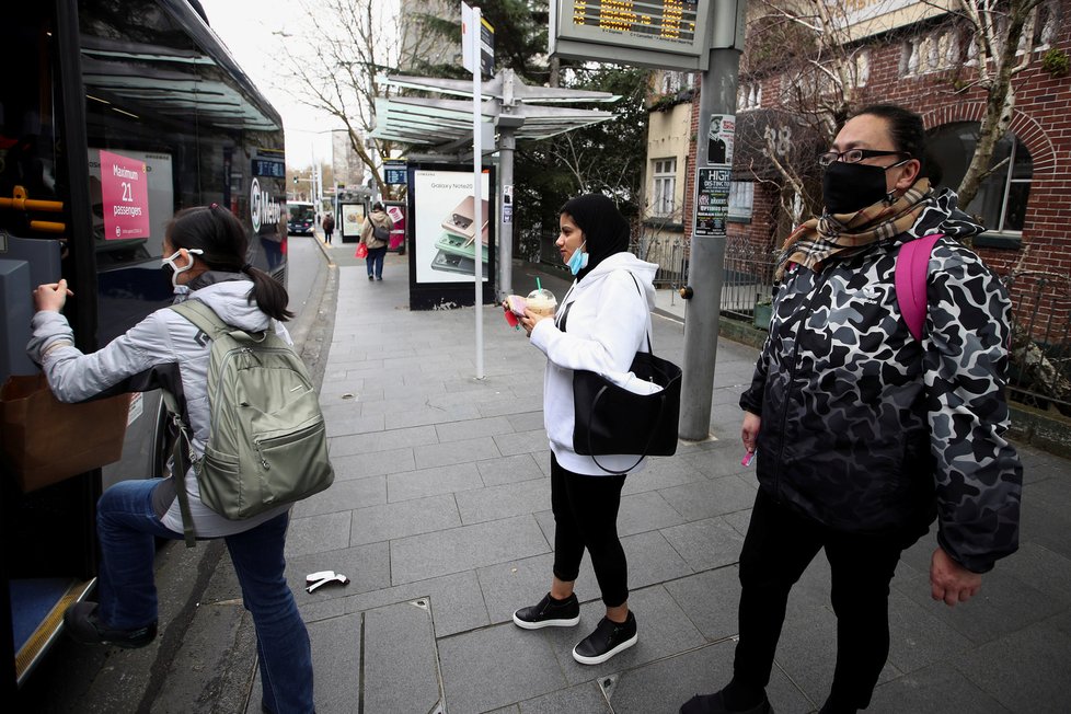 Koronavirus na Novém Zélandu: Lidé praktikují hlavně sociální distancování a nošení roušek.