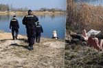 Policisté při kontrole rybníků u Lázní Bohdaneč.