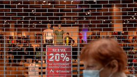 Uzavřené Česko: Obchody s výjimkou potravin, lékáren nebo drogerií musely od 22. října zůstat zavřené. Některé si pomohly výdejním okénkem