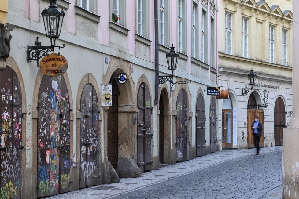 Uzavřené Česko: Obchody s výjimkou potravin, lékáren nebo drogerií musely od 22. října zůstat zavřené. Některé si pomohly výdejním okénkem