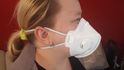 Žena s respirátorem FFP3 (ilustrační foto).