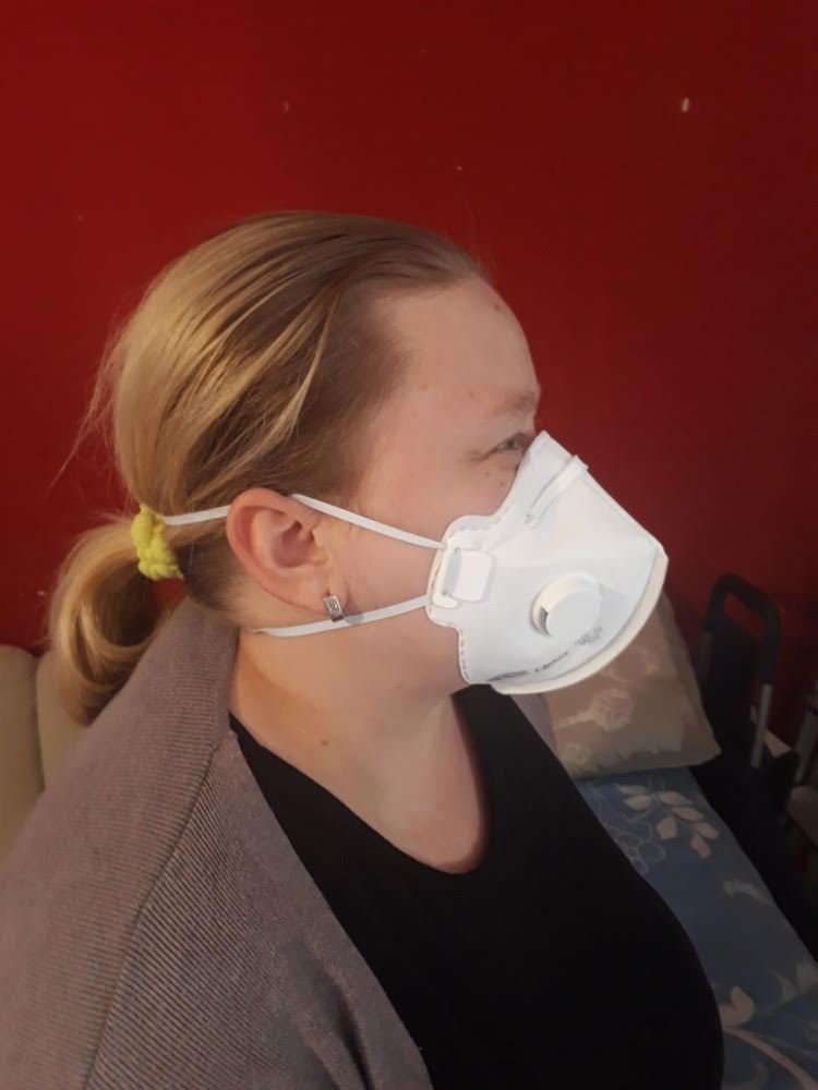 Vážně nemocná Monika se dočkala respirátoru FFP3.