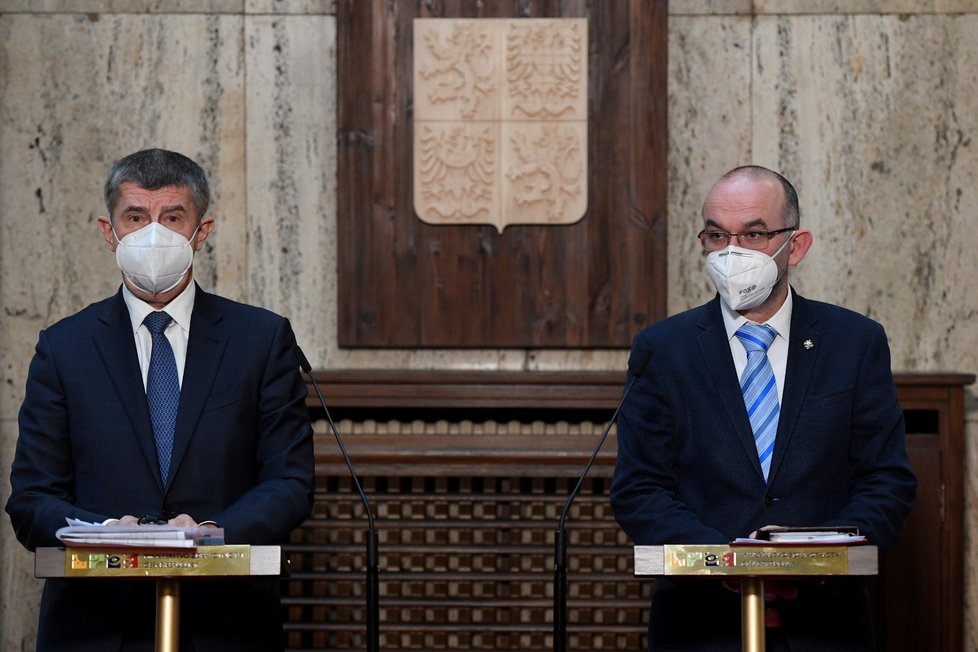 Premiér Andrej Babiš (ANO) a ministr zdravotnictví Jan Blatný (za ANO) na tiskové konferenci k registraci očkování v Česku.