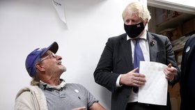 Britský premiér Boris Johnson navštívil očkovací centrum (13. 11. 2021)