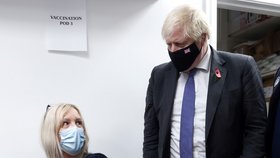 Britský premiér Boris Johnson navštívil očkovací centrum (13. 11. 2021)
