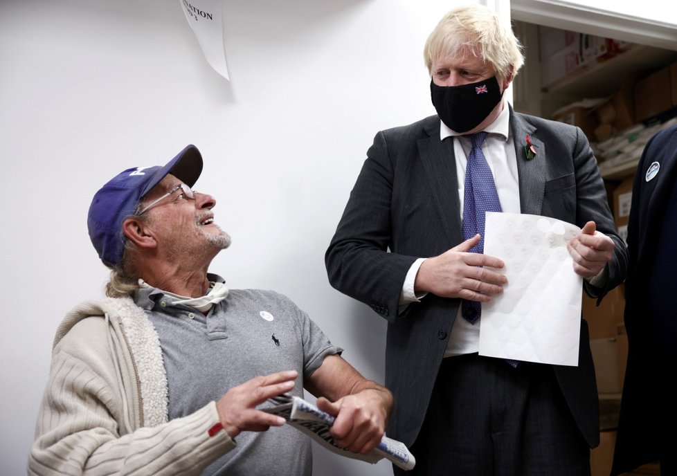Britský premiér Boris Johnson navštívil očkovací centrum (13. 11. 2021).