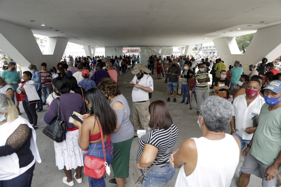 V Brazílii čekají lidé v dlouhých frotnách bez rozestupů na očkování