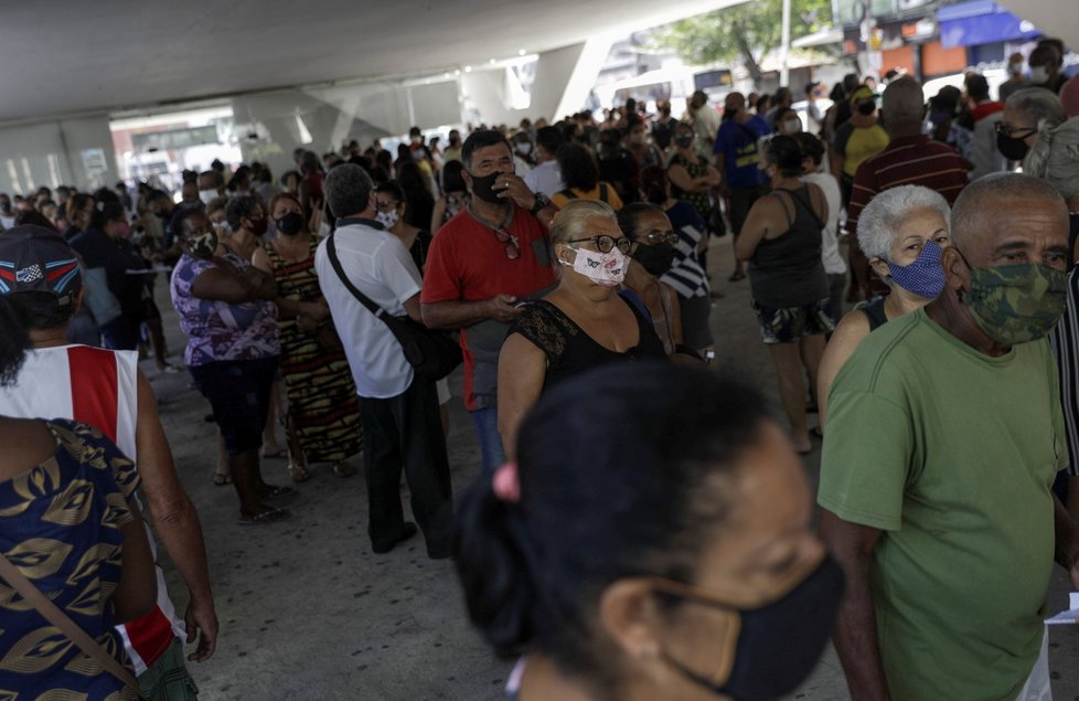 V Brazílii čekají lidé v dlouhých frotnách bez rozestupů na očkování