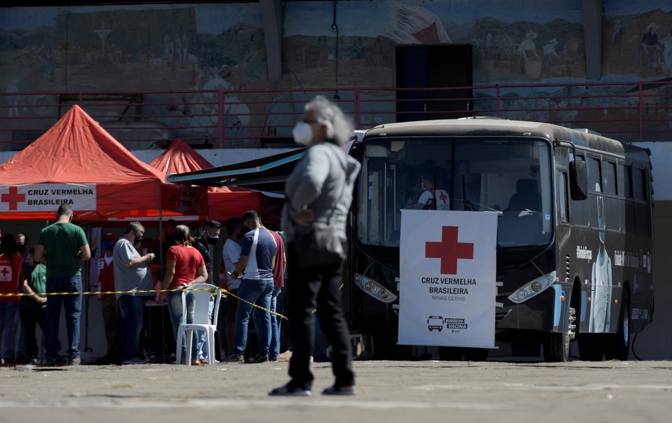 V Brazílii vyrazily očkovat mobilní týmy v autobusech.