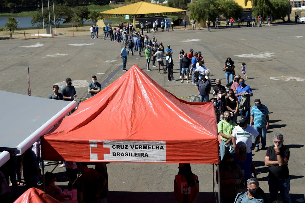 Lidé čekají na očkování v Brazílii