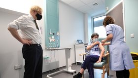 V Británii začalo očkování vakcínou od společnosti AstraZeneca, na vakcinaci dohlížel i premiér Boris Johnson, (4.01.2021).