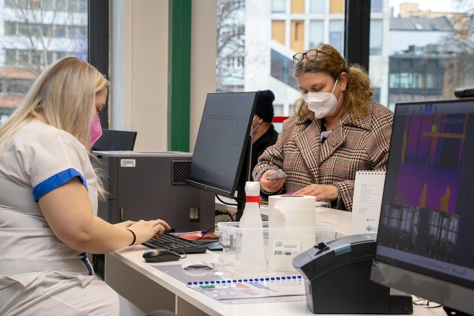 V Ostravě otevřeli obří očkovací centrum na výstavišti na Černé louce. Zájem byl velký.