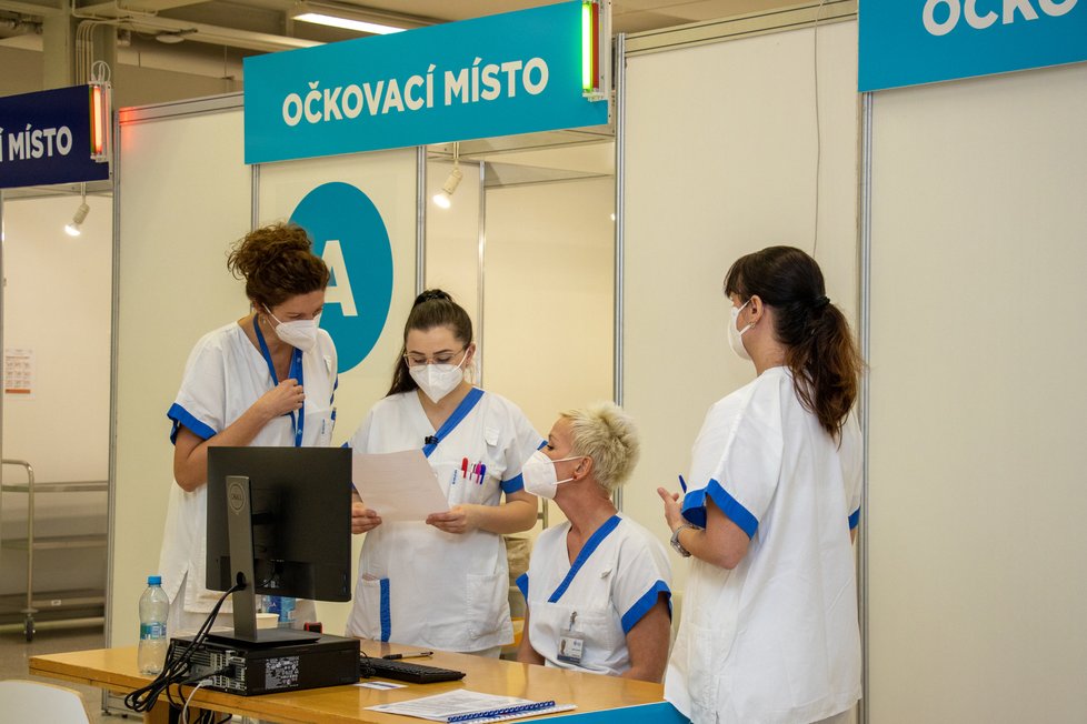 V Ostravě otevřeli obří očkovací centrum na výstavišti na Černé louce. Zájem byl velký.