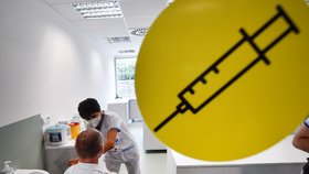 Očkování na počkání: Již přes 42 tisíc dávek, nejvíc táhnou obchoďáky, otevírají nová místa