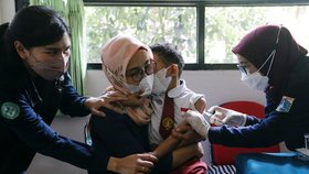 Očkování dětí v Indonésii
