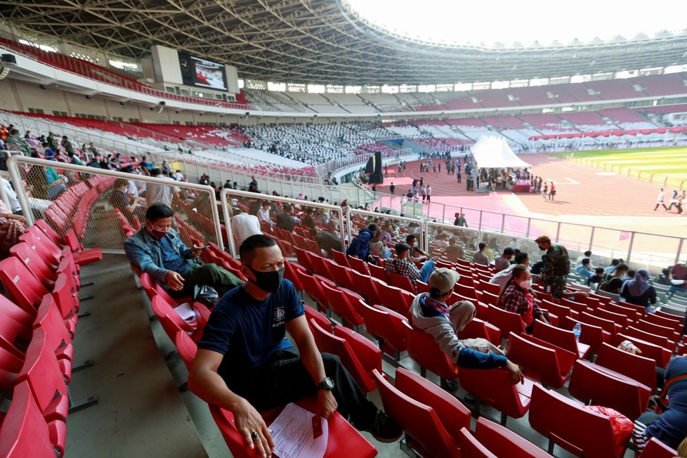 Jakarta využívá sportovních stadionů k očkování zájemců.