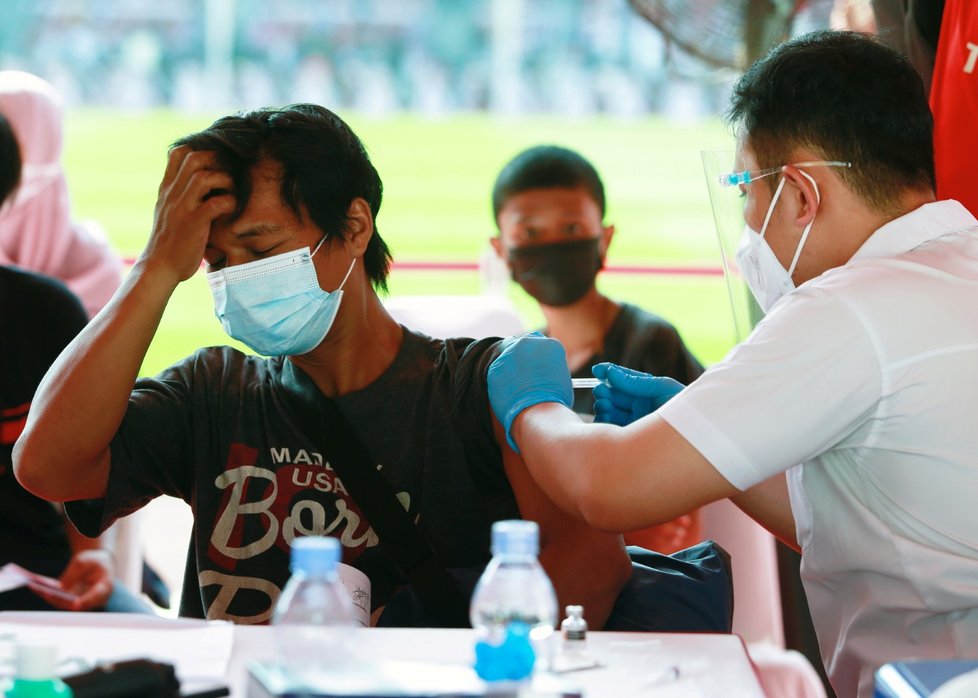 Jakarta využívá sportovních stadionů k očkování zájemců.
