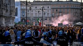 Italská policie tvrdě zakročila proti radikálním odpůrcům očkování.