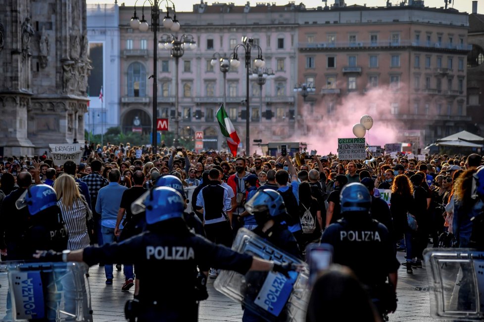Italská policie tvrdě zakročila proti radikálním odpůrcům očkování.
