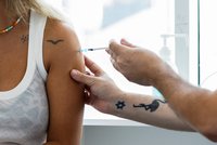 Očkování srazilo riziko dlouhého covidu na polovinu, ukázala nová studie