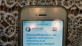 SMS informující o obsazených kapacitách přišla ve slovenštině.