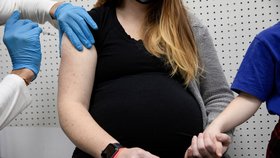 Koronavirus: Očkování je bezpečné pro těhotné ženy.