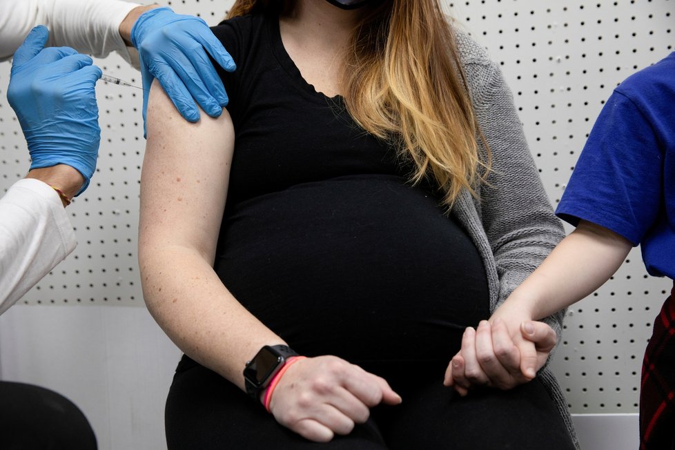 Koronavirus: Očkování je bezpečné pro těhotné ženy.