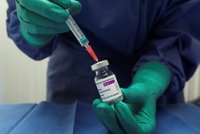 Doplňte silné alergie mezi vedlejší účinky vakcíny AstraZeneca, žádá EMA. Firma obavy odmítá