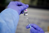 Experti zkoumají přes 60 případů sraženin po AstraZenece. Vakcína našla další zastání