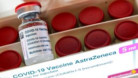 Potíže vakcín AstraZeneca: V USA dosáhly na účinnost 79 %. Předložili ale zastaralá data?