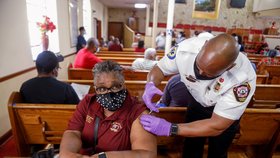 Očkování v kostele v americké Tampě.