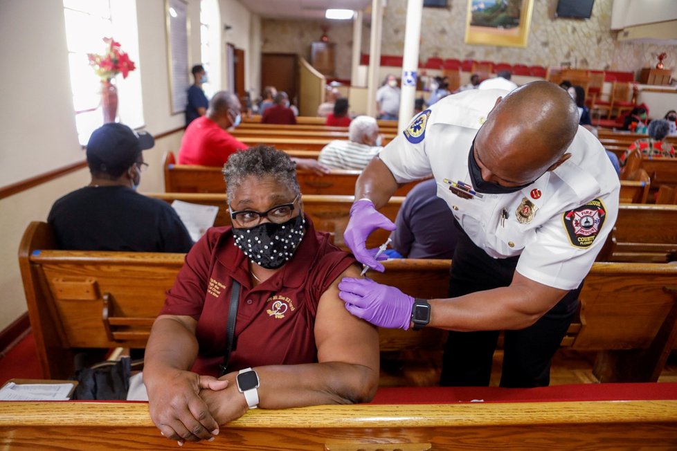 Očkování v kostele v americké Tampě.