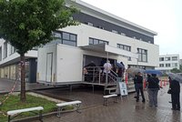 Ve Veselí nad Moravou začali očkovat v kamionu: Lidé stáli fronty v dešti