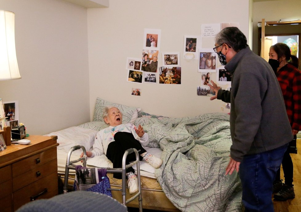 Yoshia Uomotoová (98) v domově důchodců v Seattlu má po roce první návštěvu: syna a neteř.