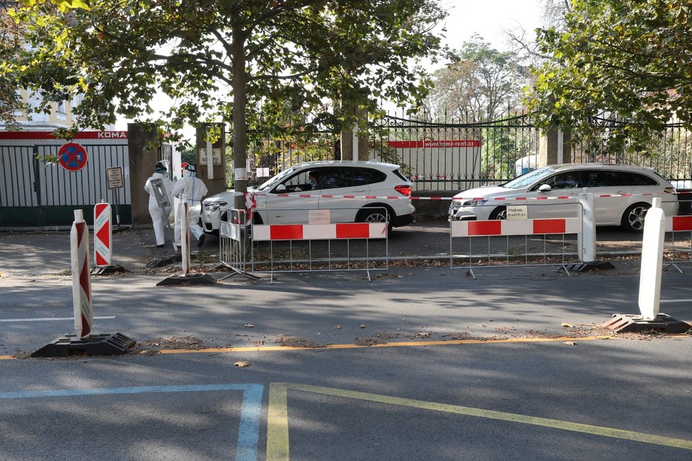 Ve vinohradské nemocnici je takzvaný drive-in. Odběr vzorků z auta. I zde se čekalo