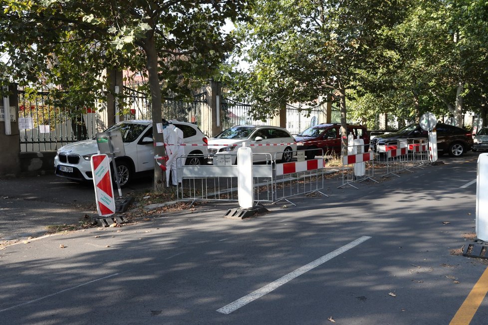 Ve vinohradské nemocnici je takzvaný drive-in. Odběr vzorků z auta. I zde se čekalo.