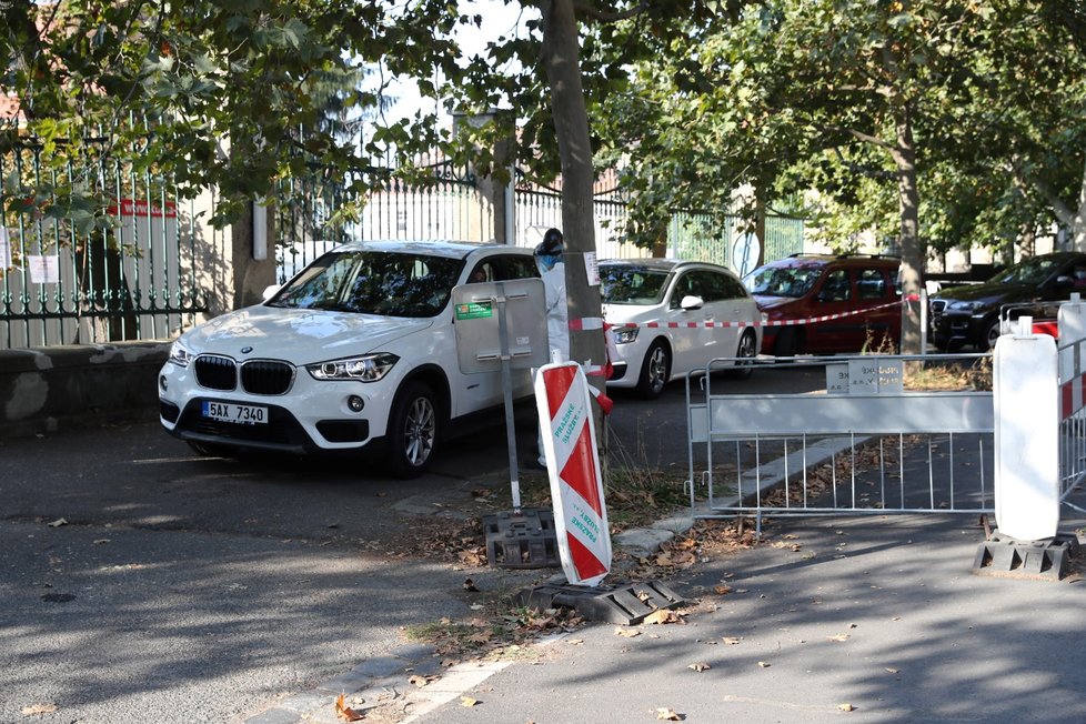 Ve vinohradské nemocnici je takzvaný drive-in. Odběr vzorků z auta. I zde se čekalo