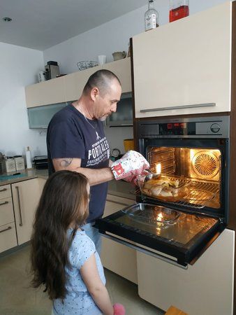 Ivo Novák s radostí vyvařuje pro svou rodinu.