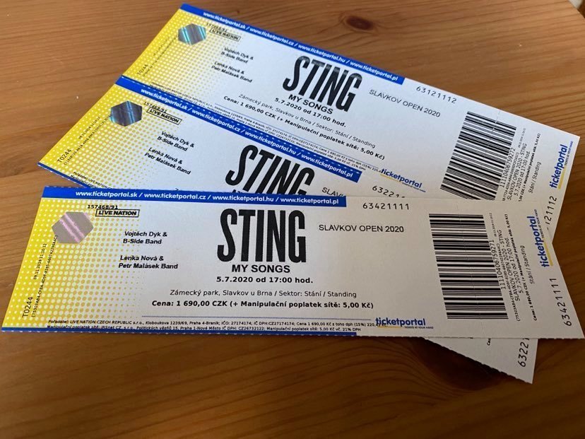 Vstupenky na letošní odložený koncert Stinga ve Slavkově u Brna zůstávají v platnosti.