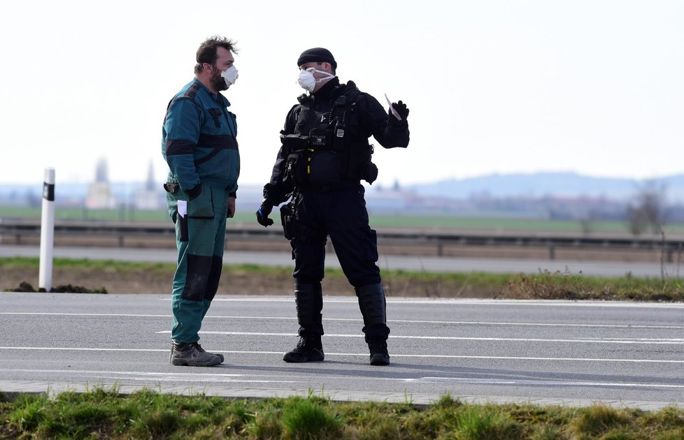 Policie a armáda střežila hranice zakázané karanténní zóny na Litovelsku a Uničovsku. Karanténa tam vypršela 30. března.