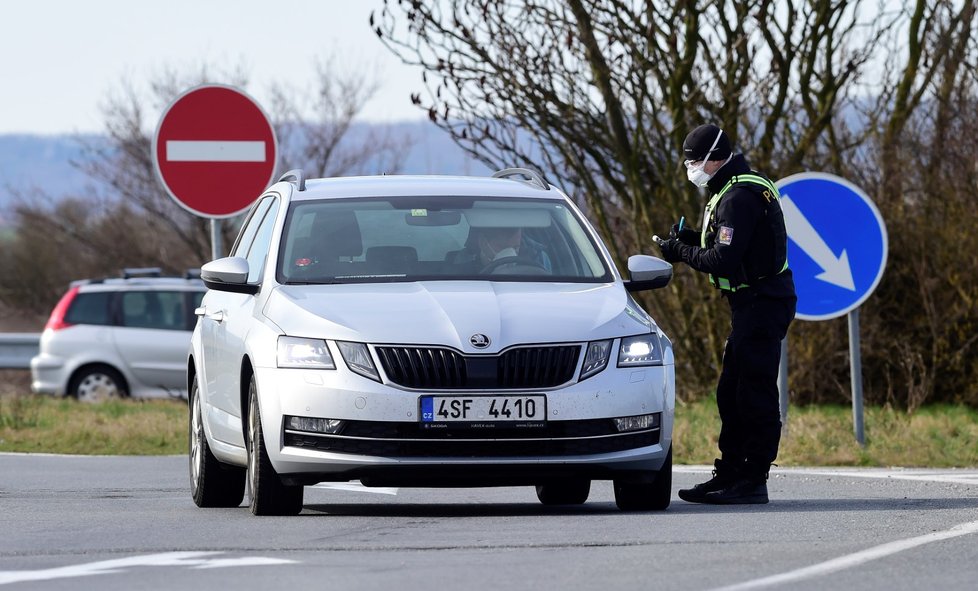 Okolí uzavřených obcí kontroluje policie.