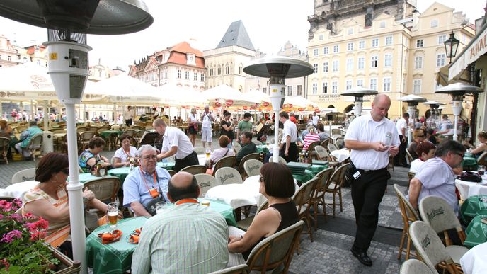 Zahrádky restaurací opět otevřou 17. května, schválila vláda