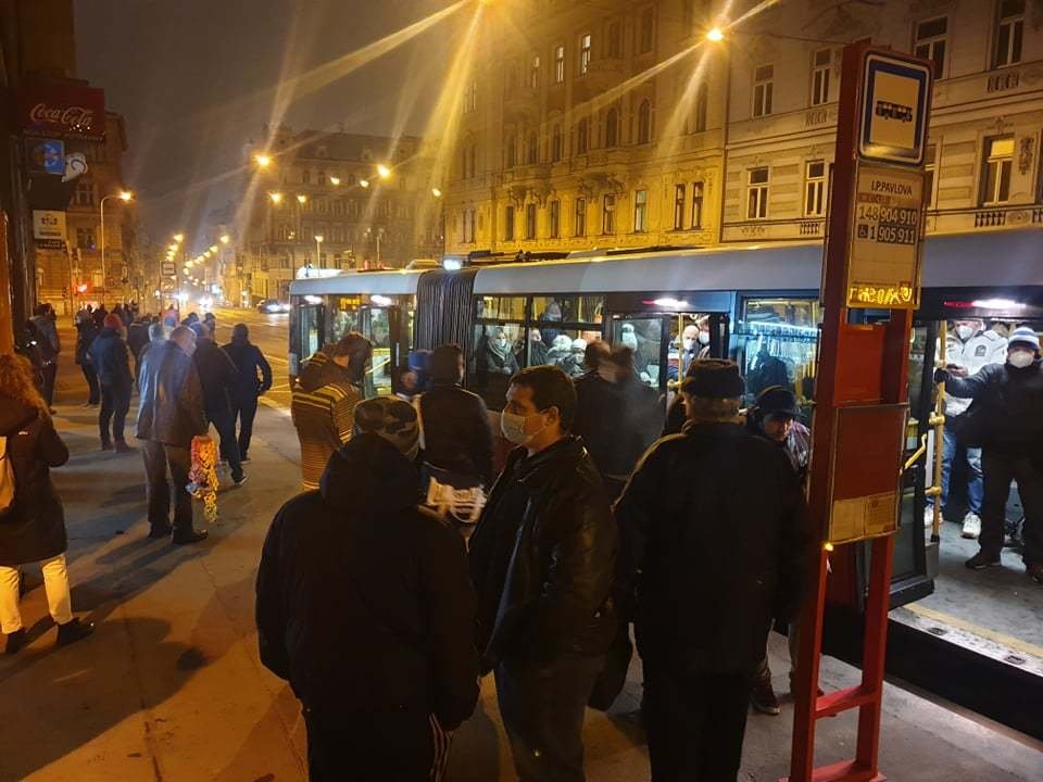 Takto vypadala situace v Praze v noci 3. prosince. Pražané v rámci opatření vyrazili hromadně do ulic, spoje MHD pak narvané. Foto ze 23:40.