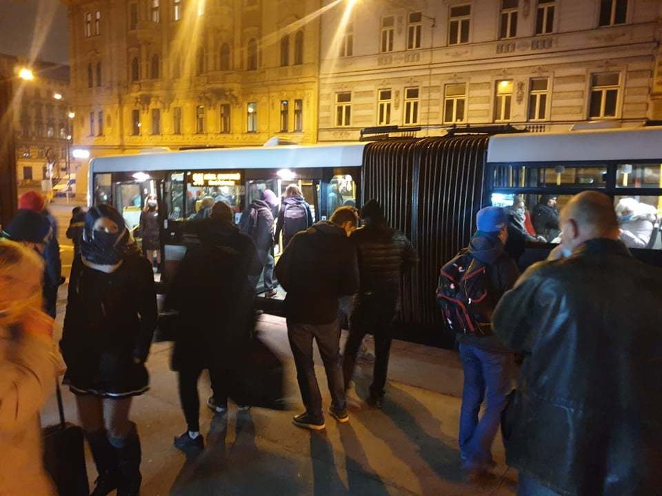 Takto vypadala situace v Praze v noci 3. prosince. Pražané v rámci opatření vyrazili hromadně do ulic, spoje MHD pak narvané. Foto ze 23:40.