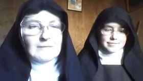 Jeptišky porušily koronavirová opatření, sešly se v parku k vymítání ďábla z parlamentu.