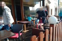Kavárna v centru Plzně otevřela předzahrádku: Strážníci hosty od dortíků a kafe vyhnali