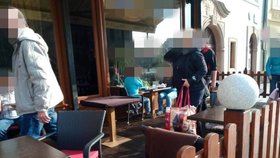 Mělo být zavřeno, přesto v kavárně v centru Plzně mlsali a popíjeli lidé na předzahrádce.