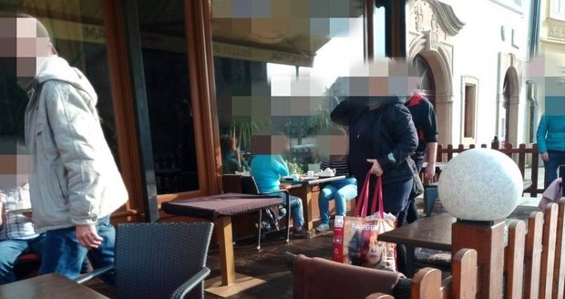 Mělo být zavřeno, přesto v kavárně v centru Plzně mlsali a popíjeli lidé na předzahrádce.