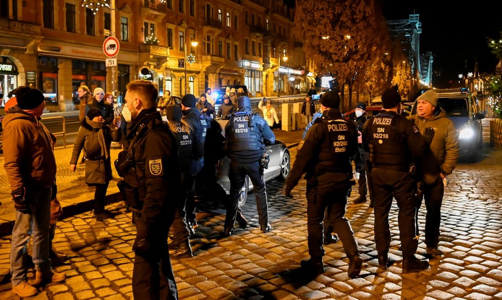 Policie zasahovala na demonstraci proti koronavirovým opatřením v Drážďanech (27. 12. 2021)